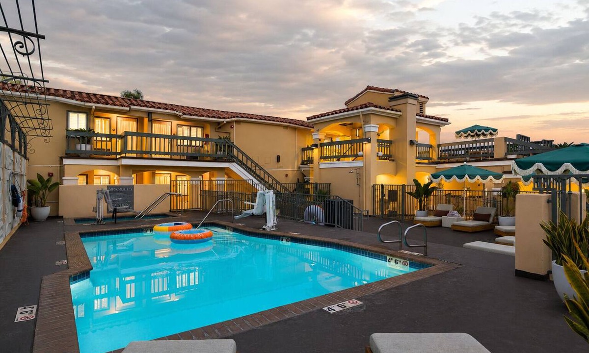 Laguna Beach Hotel | 1 Block to Beach | Pool + Hot Tub + Rooftop Terrace | The Mara by AvantStay