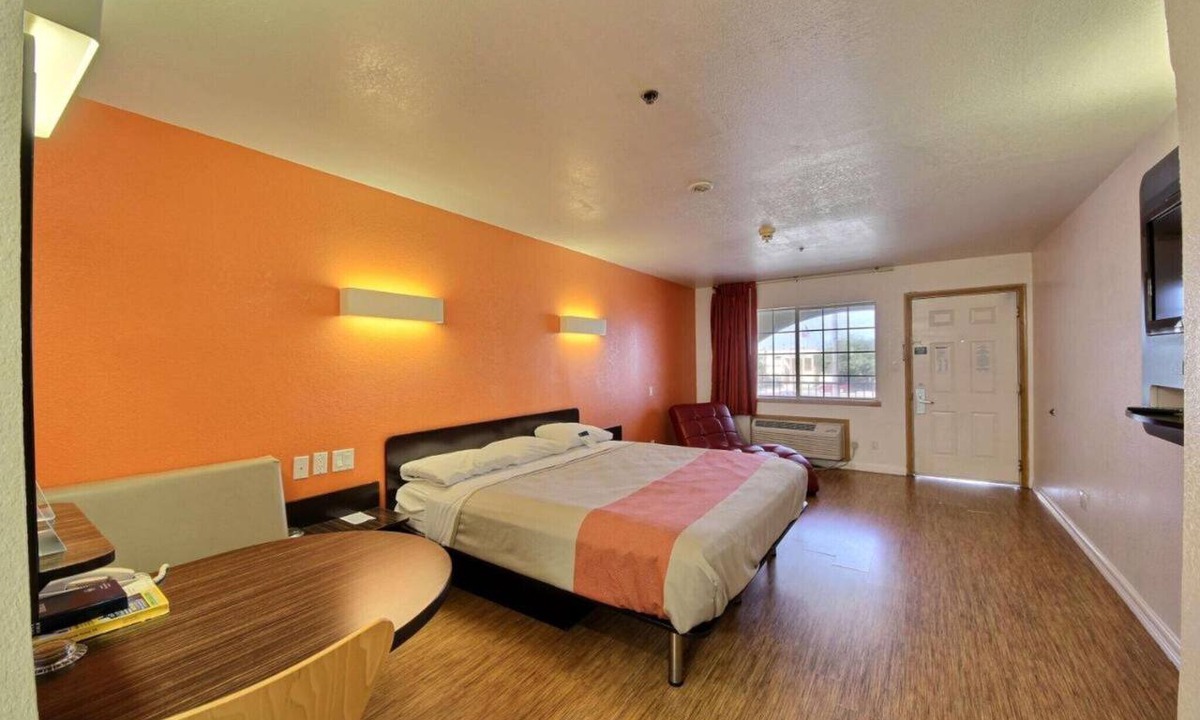 Edinburg Apartment | 1 King Bed | Smoking