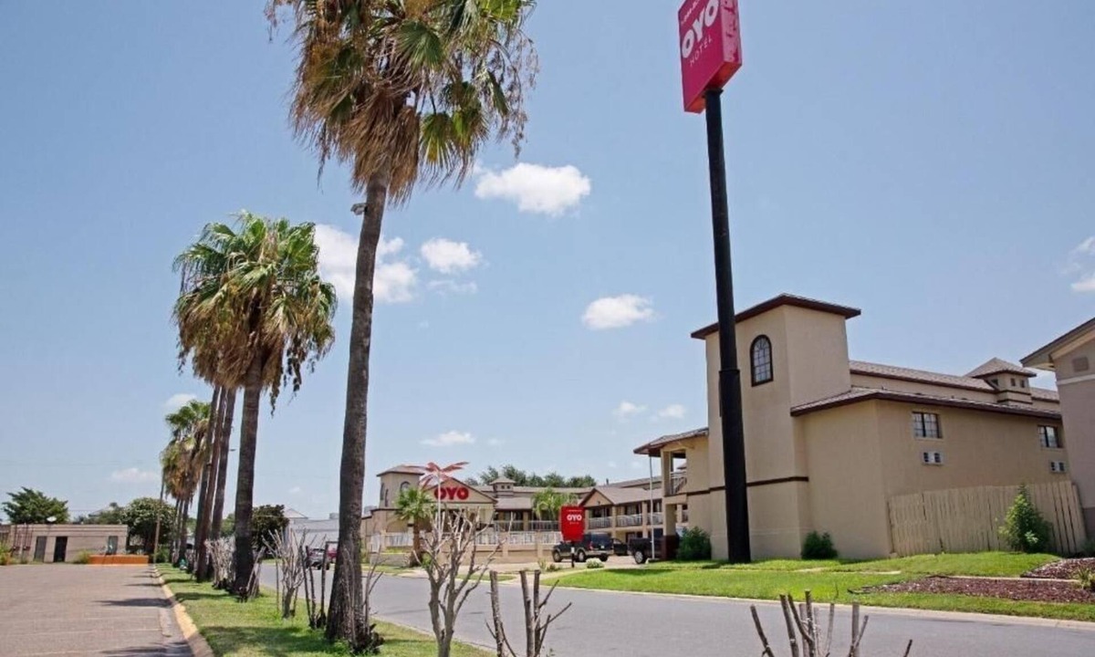 McAllen Hotel | 1 Unit | Cozy Family 2 Bedroom Suite Pet Friendly + Pool & Parking