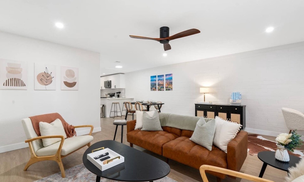 Encanto Apartment | 10 mins to DT PHX|Sleeps 7|King Bed + 2 Queens!