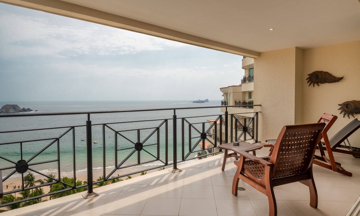 Ixtapa Condo | 10th Floor Beachfront Luxury Condo Bayview Grand