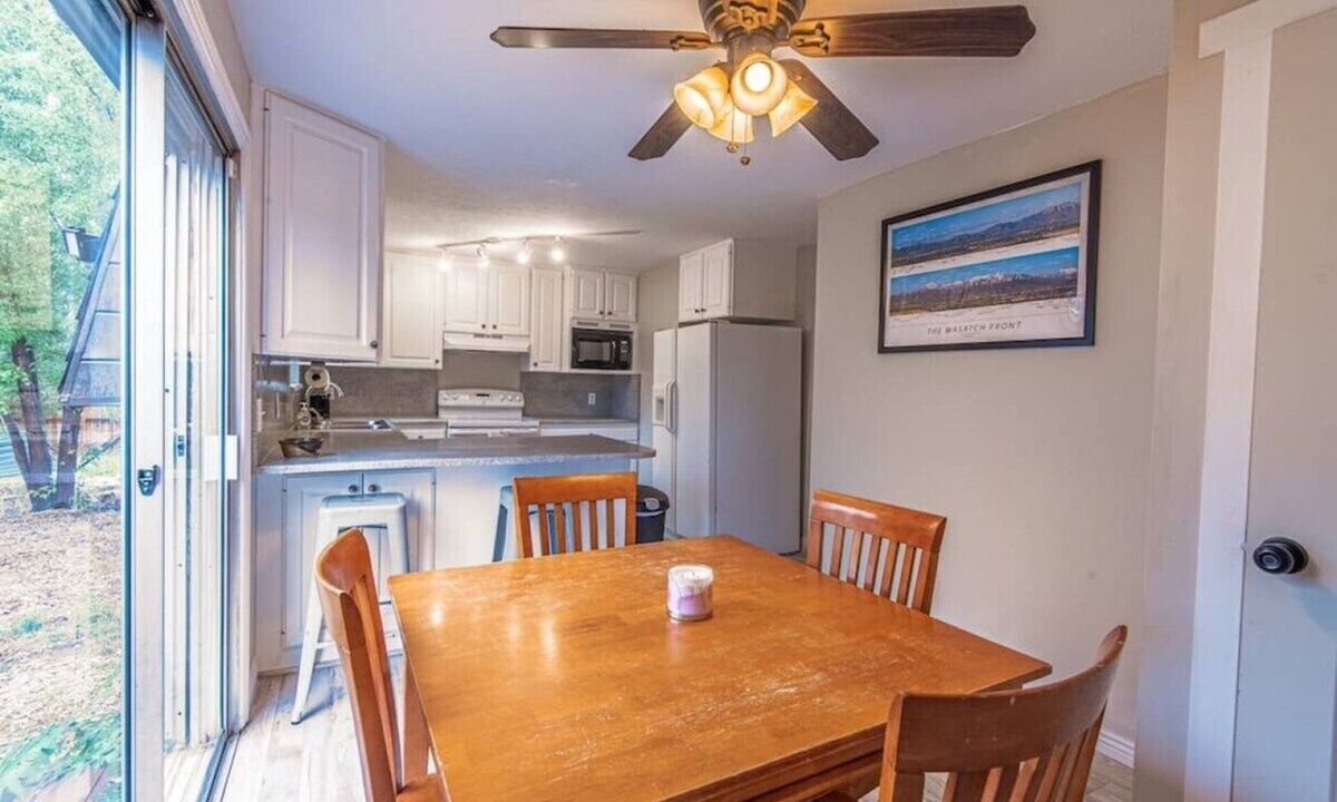 Sandy Apartment | 1507 Mulberry