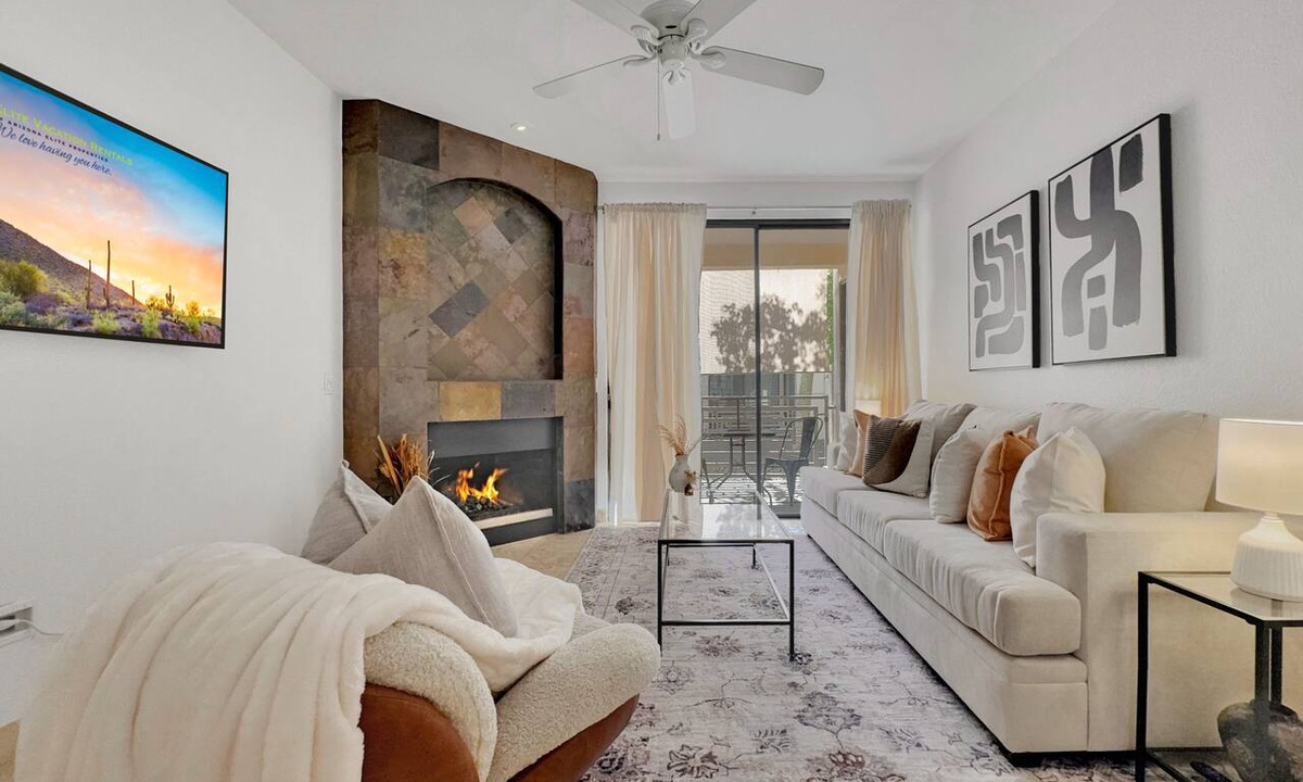 Camelback East Condo | 1BR Phoenix Condo w Pool, Hot Tub, King Bed - Free Parking!