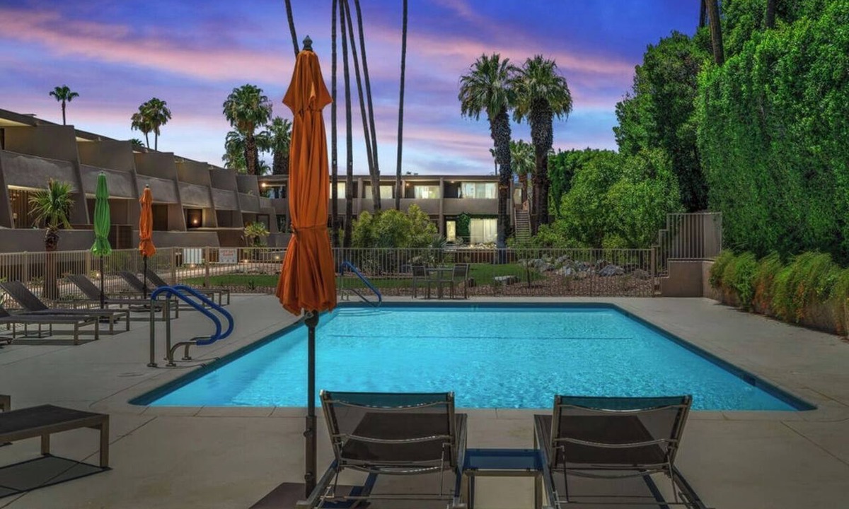 Old Las Palmas Condo | 2 BR Chic Mid Century located in the heart of Palm Springs w/stunning pool