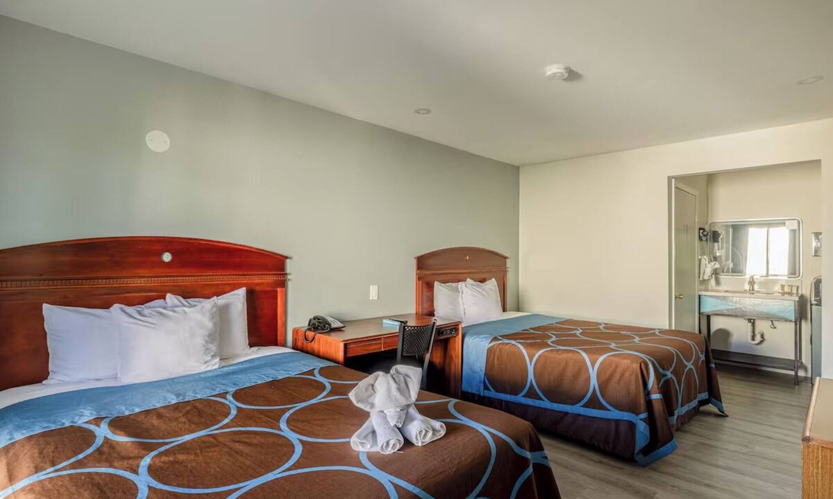 Barstow Hotel | 2 Comfortable Rooms with 2 Queen Beds with Historic Route 66 Vibes for Families