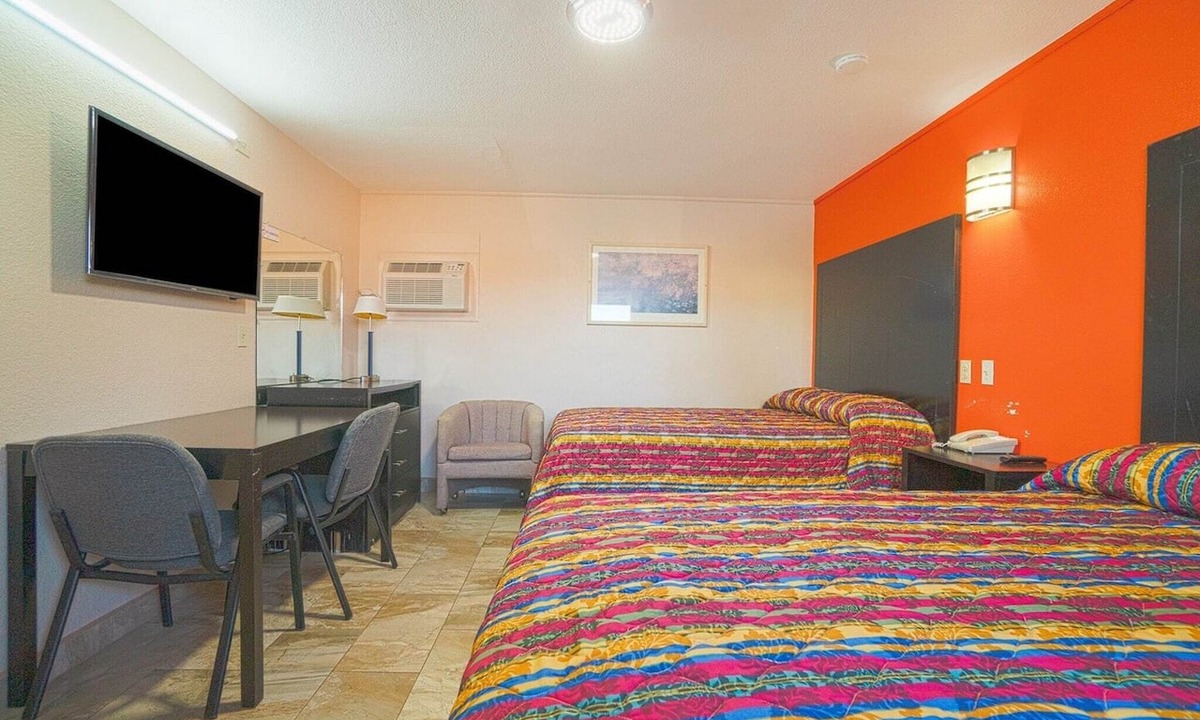 Weslaco Apartment | 2 Queen Beds with Kitchenette