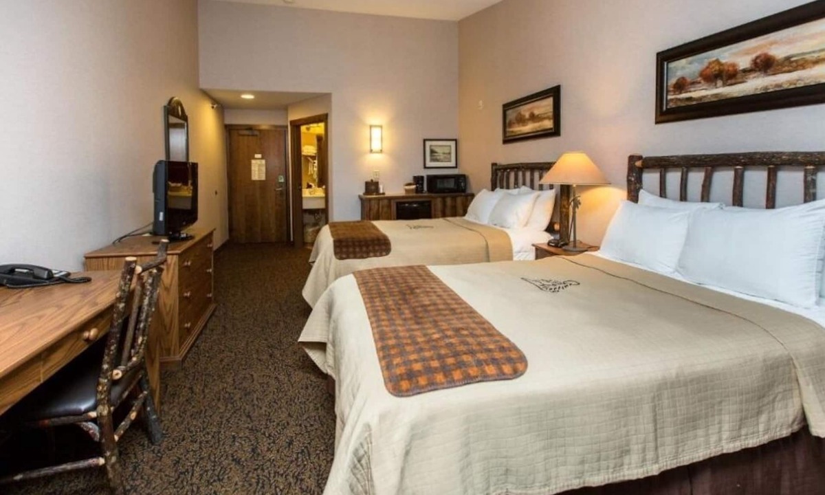 Onalaska Hotel | 2 Queen Room | Breakfast & Hot Tub | 6mi to Children's Museum