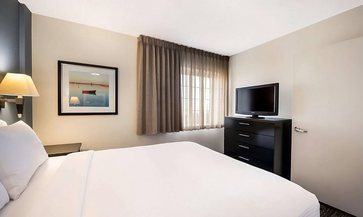 North Mountain Hotel | 2 Spacious Good-Value Accommodations! Outdoor Pool, Pet-Friendly