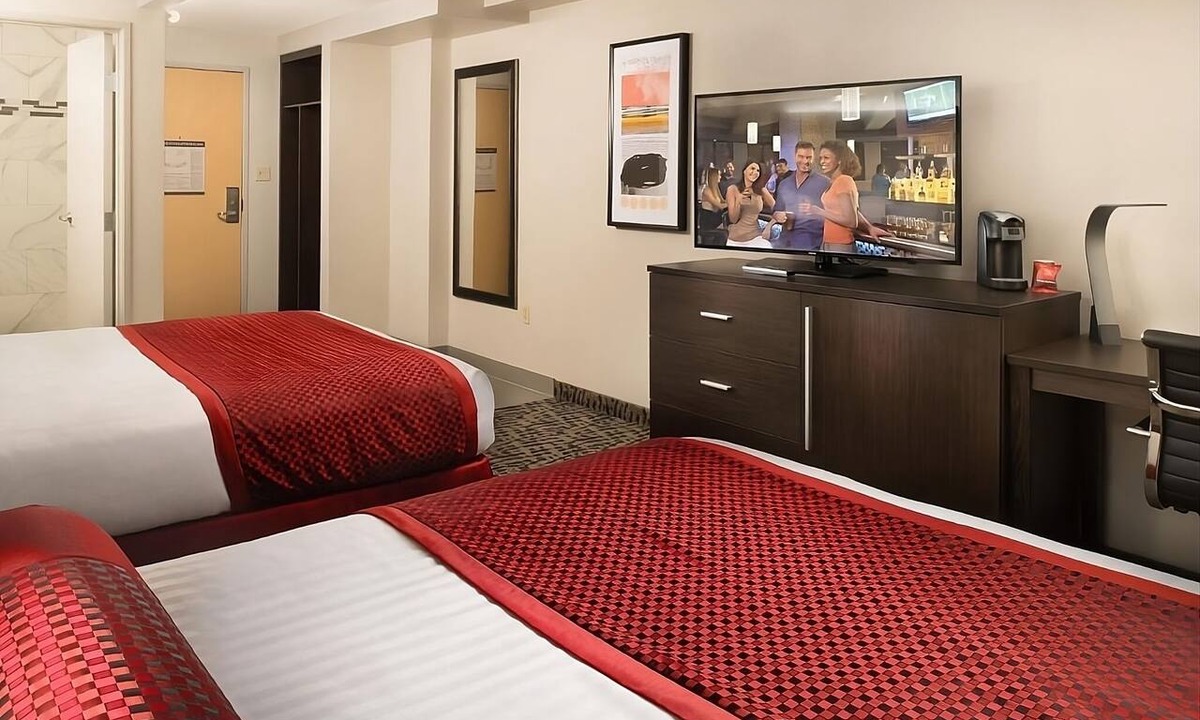 Gateway District Hotel | 2 x Elite 2 Queens at The STRAT Hotel, Casino & Tower