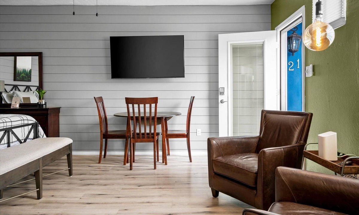 Roosevelt Condo | 20 Chelsea Place On The Park, In Heart Of Downtown