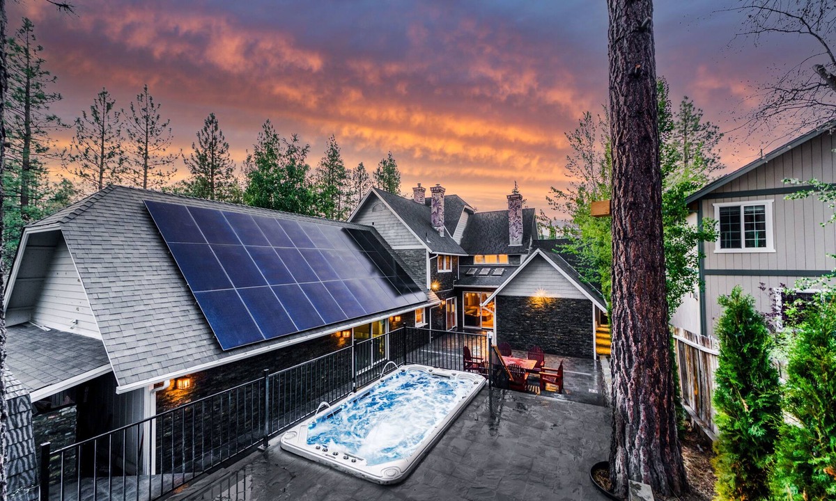 Fox Farm Cabin | 2008-bears Palace Chalet 6 Bedroom Home by RedAwning