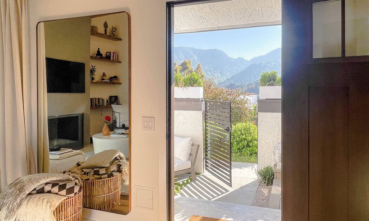 Palisades Highlands House | 2BD/2BA Palisades Townhouse Monthly Rental