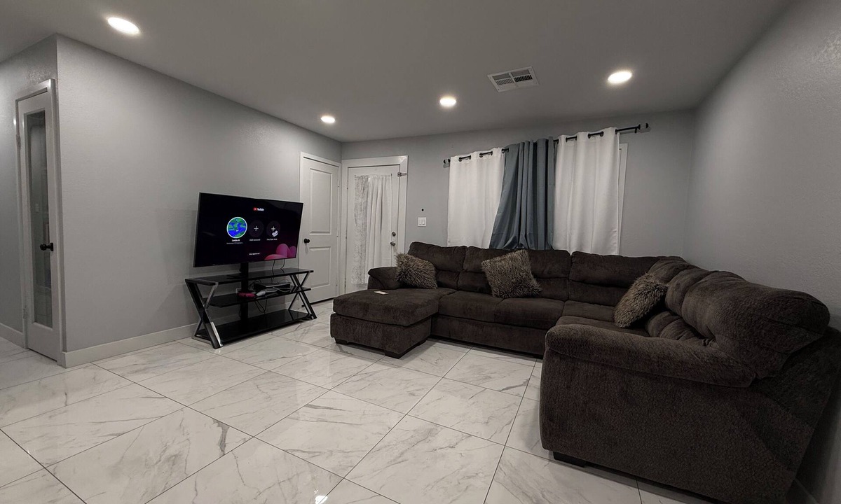 Alhambra House | 3-bedroom house in brilliant Phoenix with WiFi, AC , PS5, PS4, Smart fridge,