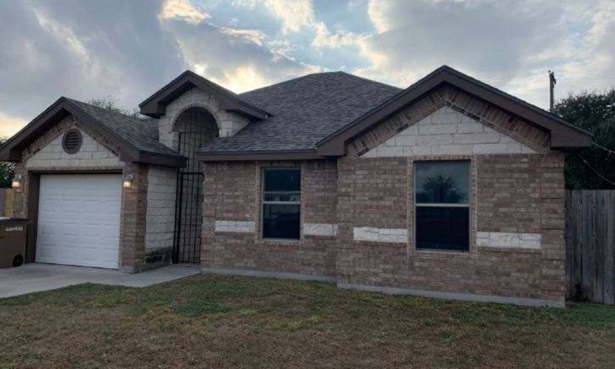 Edinburg House | 3-bedroom house in Edinburg with Wi-Fi & Cable. Enjoy your stay!