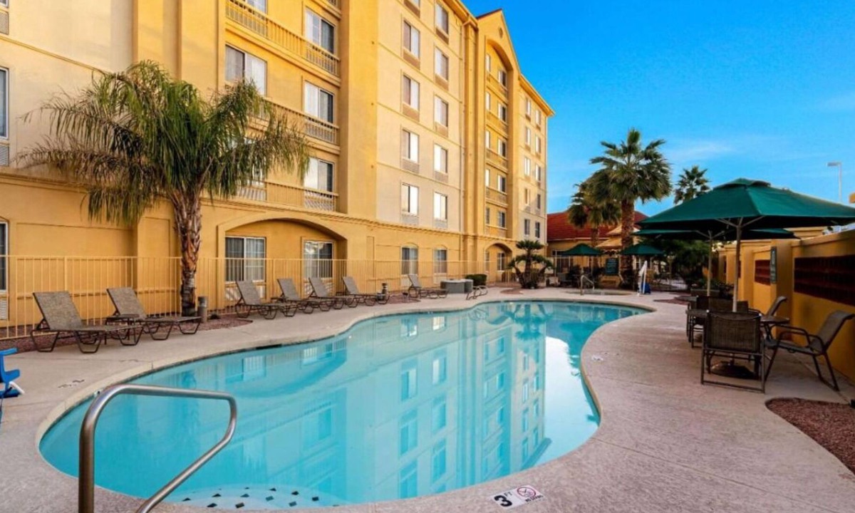 Superstition Springs House | 3 N/S King Bed One-Bedroom w/ Pool View at La Quinta Inn & Stes by Wyndham Mesa