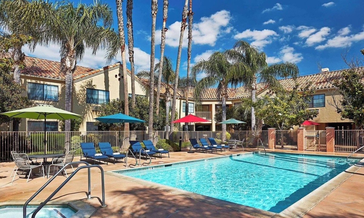 Valencia Hotel | 3 Units | Plush 2 Queen Beds | 3 Miles to Town Center Shopping | Shared Patio