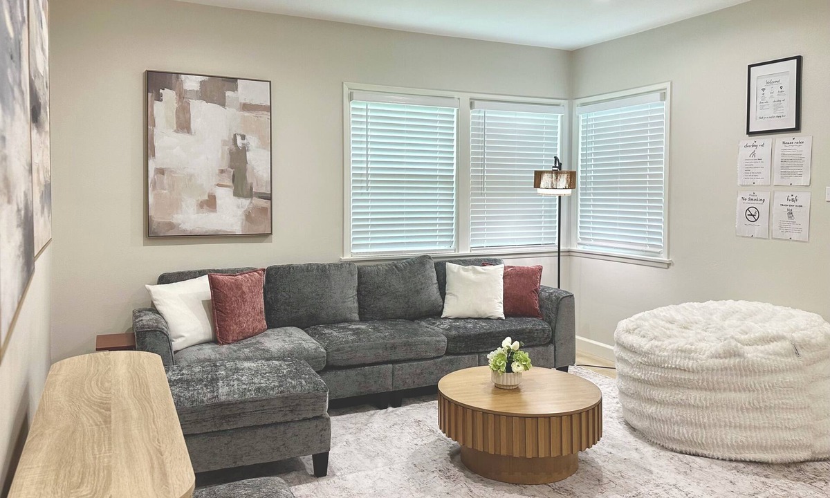 Riverside House | 3B2B Luxury Riverside Retreat - Near UCR, CUS, Downtown, Historic Park & More