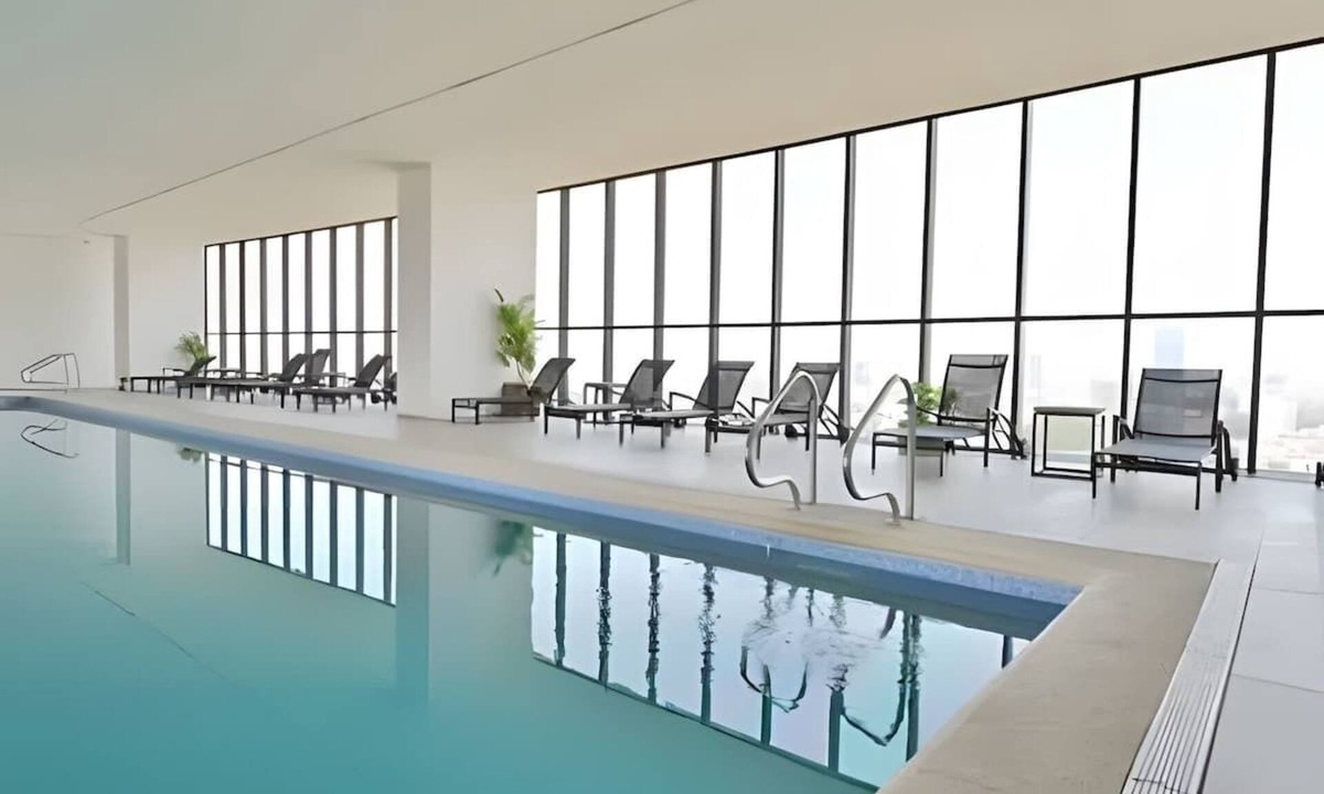 Financial District Condo | 3br condo w/skyline view & pool access