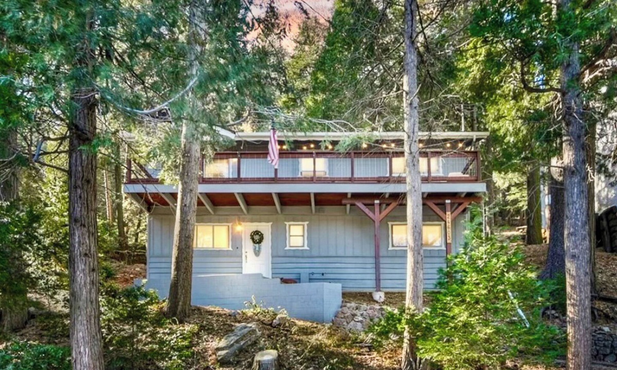 Crestline Cottage | 3BR Idyllic Cabin in the Woods w/Wood Fireplace
