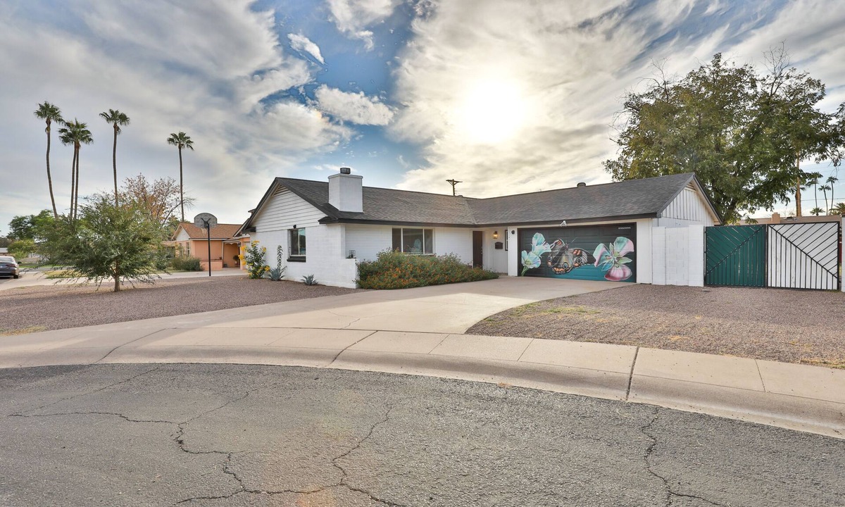 Alhambra House | 4 Bed 2 Bath Single Family home with 2 King Beds sleeps 10 with huge backyard
