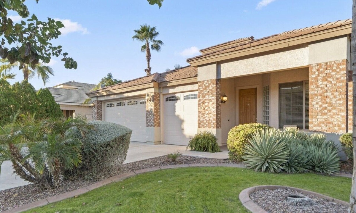 Rovey Farm Estates House | 4-bedroom house in lovely Glendale with WiFi, AC 5 minutes From Westgate
