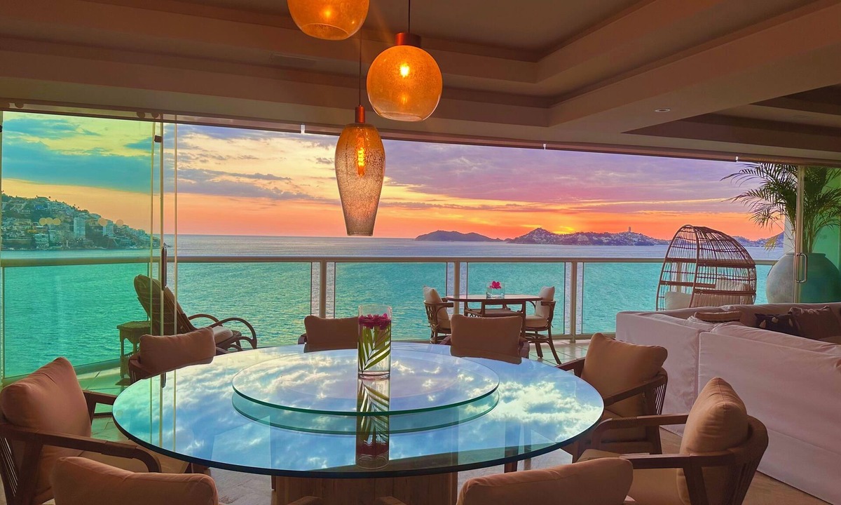 Costa Azul Apartment | 4 BR Luxury beachfront apartment in Acapulco Bay.