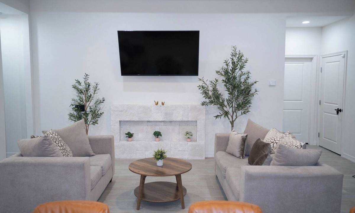 Brownsville House | 4BR Home Backyard + BBQ / Sleeps 8