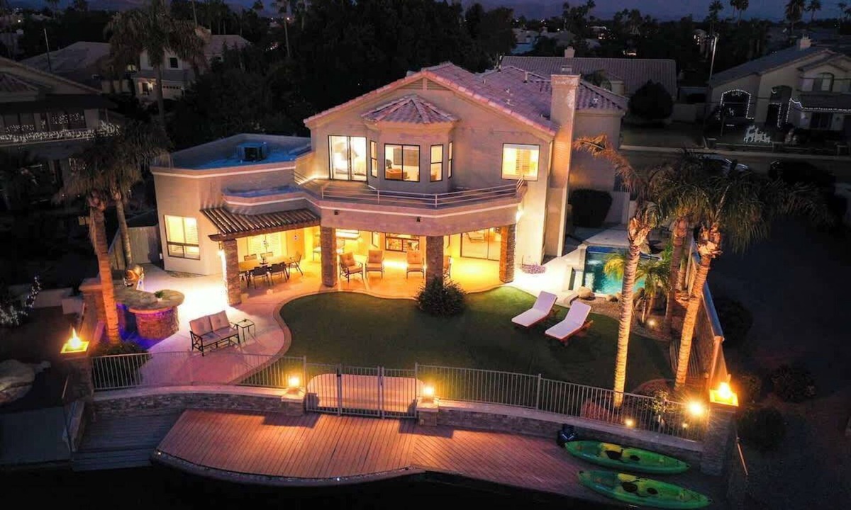 Crystal Shores House | 4BR Luxury Lake Family House, Escape the Cold