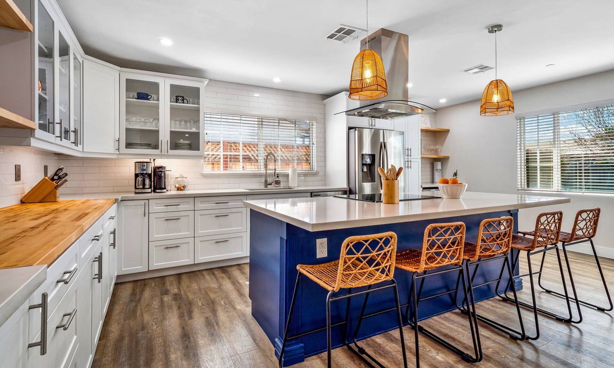 Scottsdale Estates Nine House | 4BR Sleeps 10 Hot Tub Firepit BBQ Garage Parking!