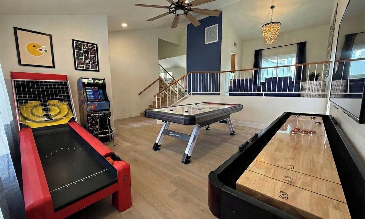 Glendale House | 5-Min Walk to Stadium 3 KINGS 3 FULL Baths 4 Bdrms