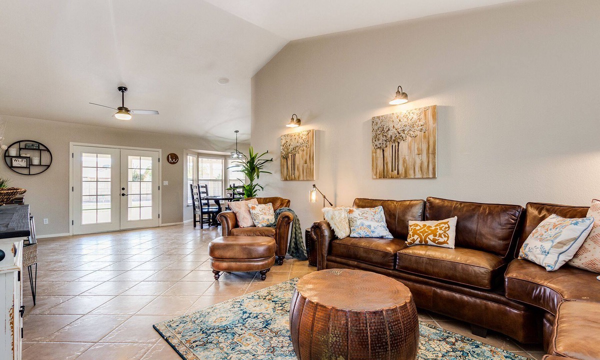 Mesa House | 5-Star Luxury Oasis ~ EV Charger, Putting Green & Family-Friendly Comfort