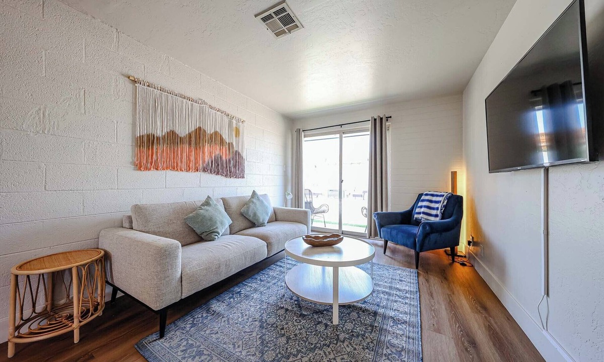 Encanto Apartment | #5 Sunny Midtown Skyline A Cool Comfy & Affordable Place