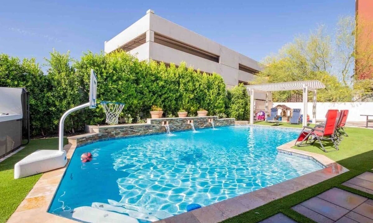 Garfield House | 5BD3BR downtown phx w/pool & games