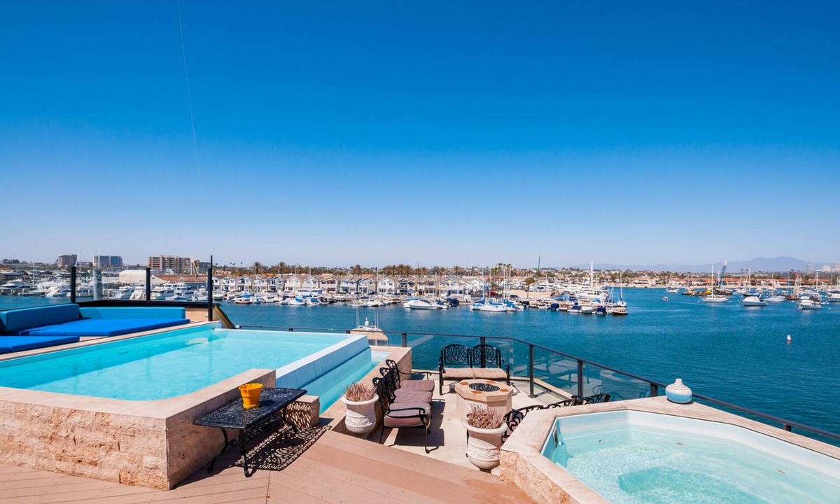 West Newport House | 7 Bed Waterfront W/Rooftop pool & hot tub stunning 360-degree bay & beach view