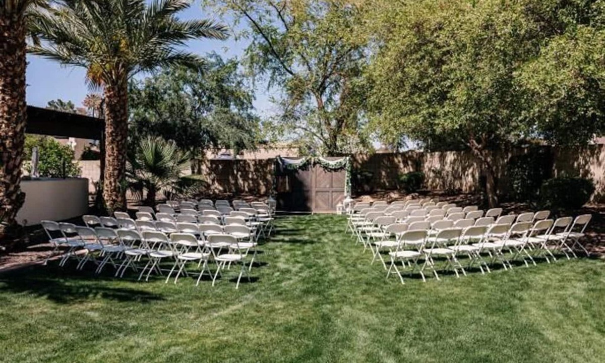 Glendale House | 99 Palms Event Venue: Barn, grass, pool, games, 6 beds