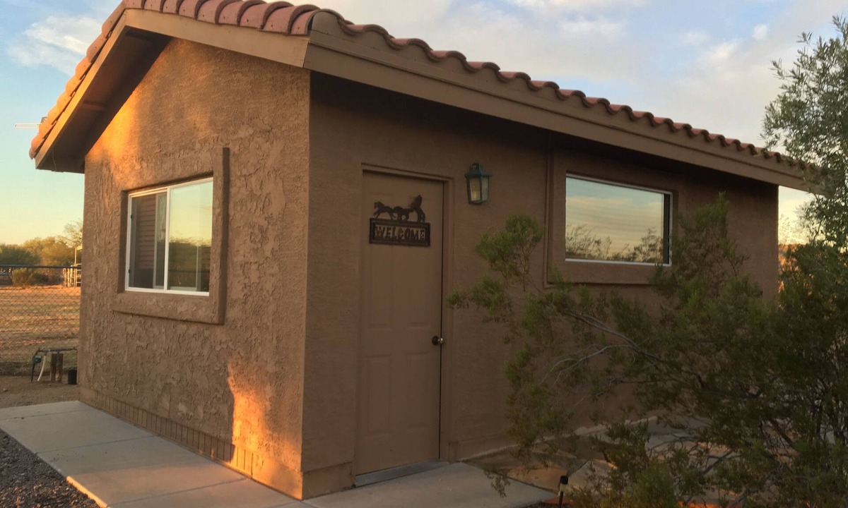 Anthem Apartment | A couples retreat, hiking trails, horse boarding available, Desert Hills.