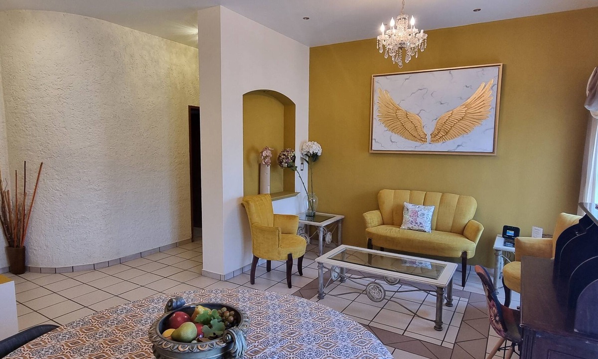 Zacatecas Centro Apartment | A few steps from the Cathedral. Very safe and centrally located. 300Mb WiFi with parking.