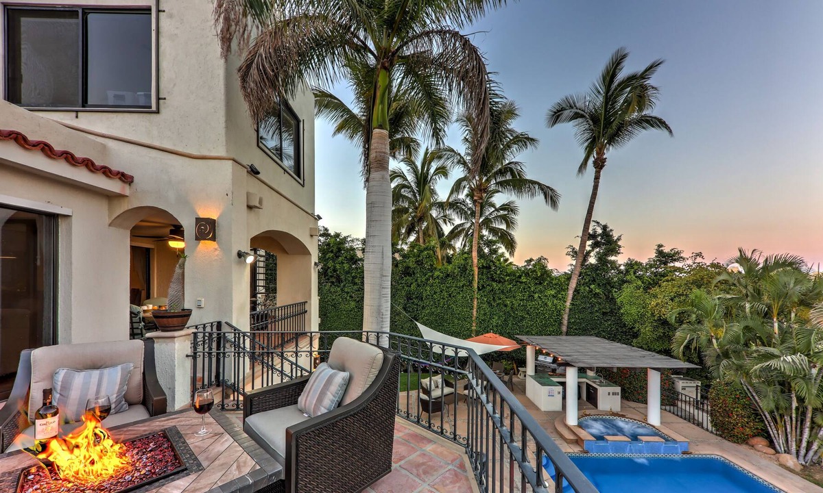 Campo de Golf Fonatur Villa | A Stunning 6,100 sqft House Sleeps 10, walk to Beach, Shops and Restaurants.