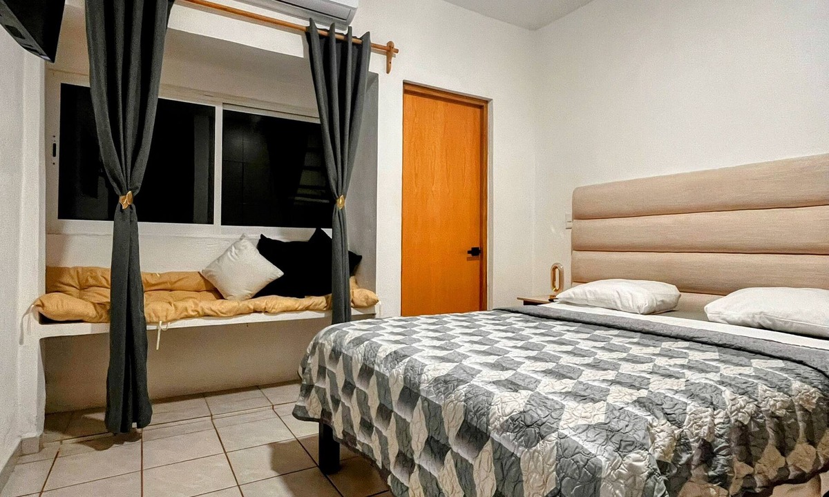 Colima House | Air-conditioned house, electric gate, covered garage, lovingly decorated.