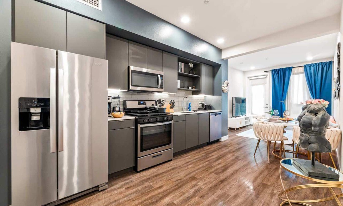 Los Angeles Bed & Breakfast | Alex 2BD Haven in Hollywood!Free parking and pool!