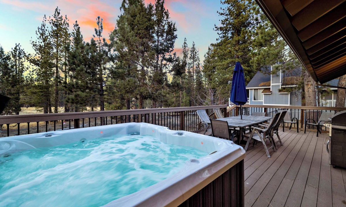 Big Bear Lake Cabin | "All About Fun" - 3BR/3BA Log Cabin: Arcade, Foosball, Hot Tub & Fenced Yard