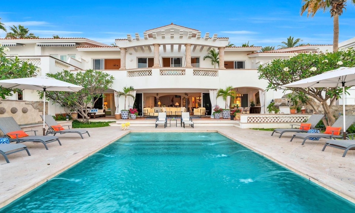 Palmilla Villa | Amazing 5-bedroom Beachfront Property in Villas del Mar