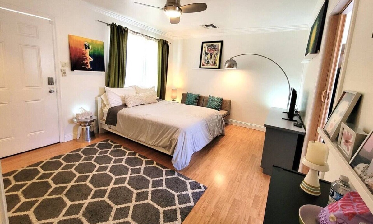 Roosevelt Condo | Ar`s Artsy Downtown Bungalow 5