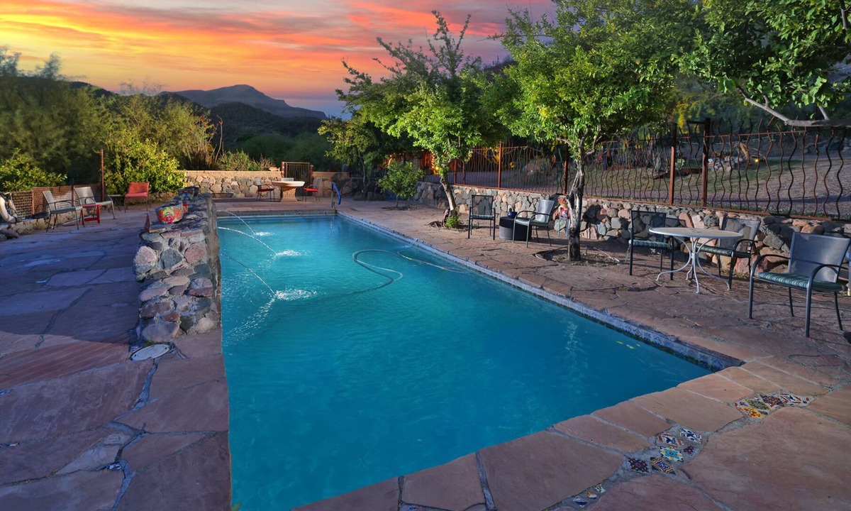 Mammoth Cabin | Aravaipa Treehouse | Farm Stay AZ