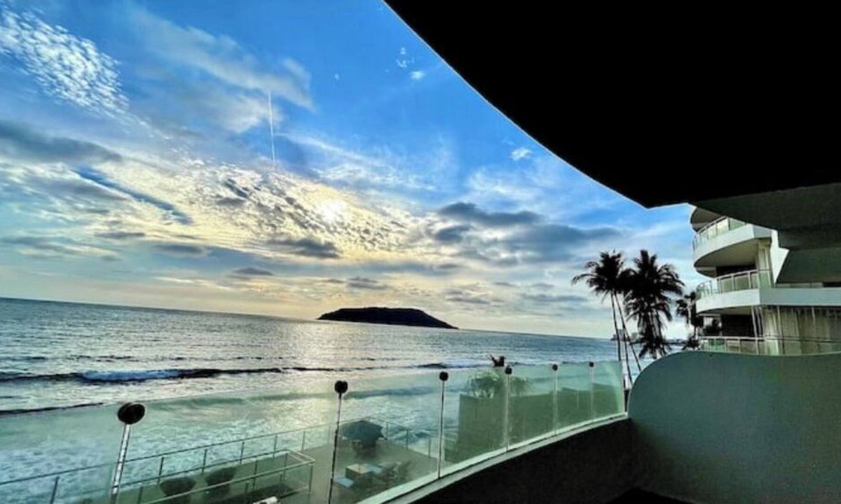 Ferrocarrilera Condo | Beachfront Bliss!