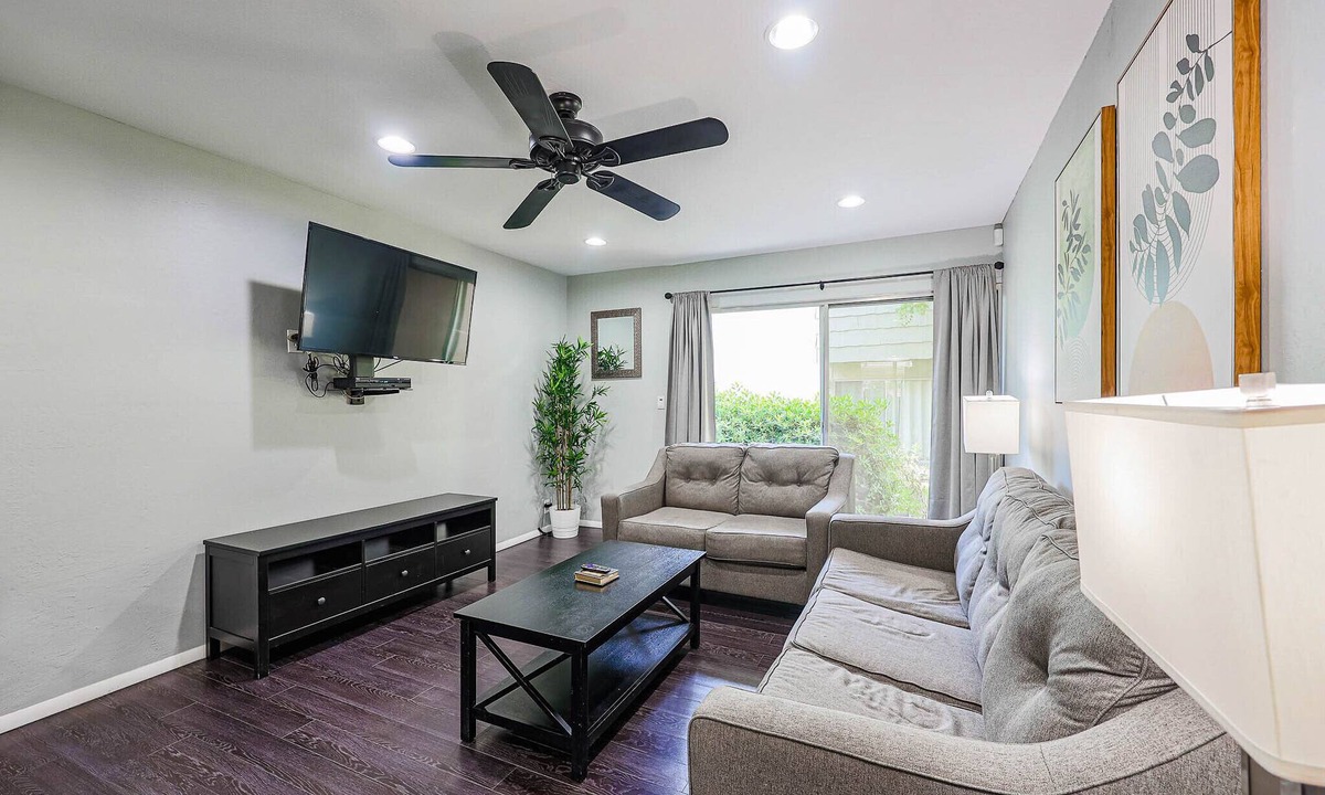South Scottsdale Apartment | Beautiful 1BR Condo with Pool for Relaxing Stays Next to Mall & Bars