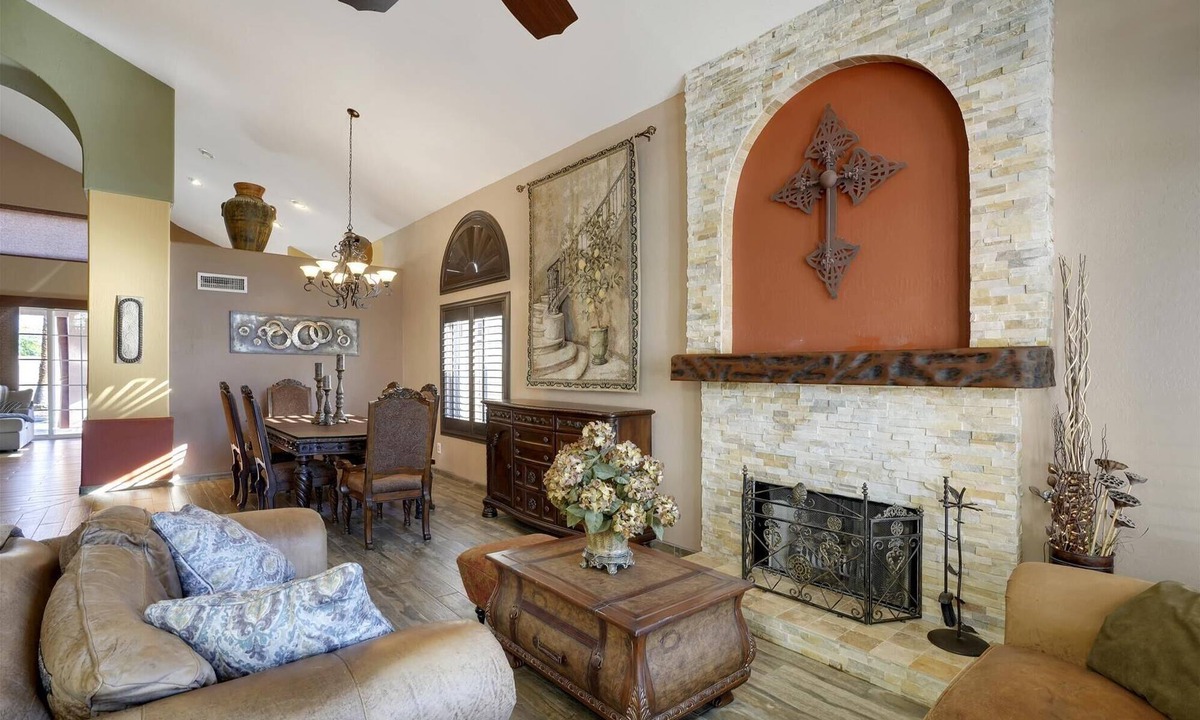 Palm Valley House | BEAUTIFUL 4 BEDROOM, PRIVATE HEATED POOL, HOT TUB, PET FRIENDLY & GREAT LOCATION