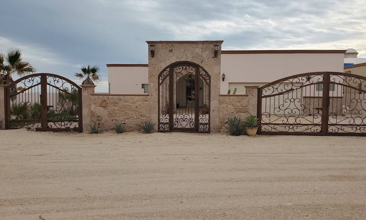 Puerto Penasco House | Beautiful 4bdrm OCEANFRONT home Huge Kitchen Pet Friendly. Right on the beach!