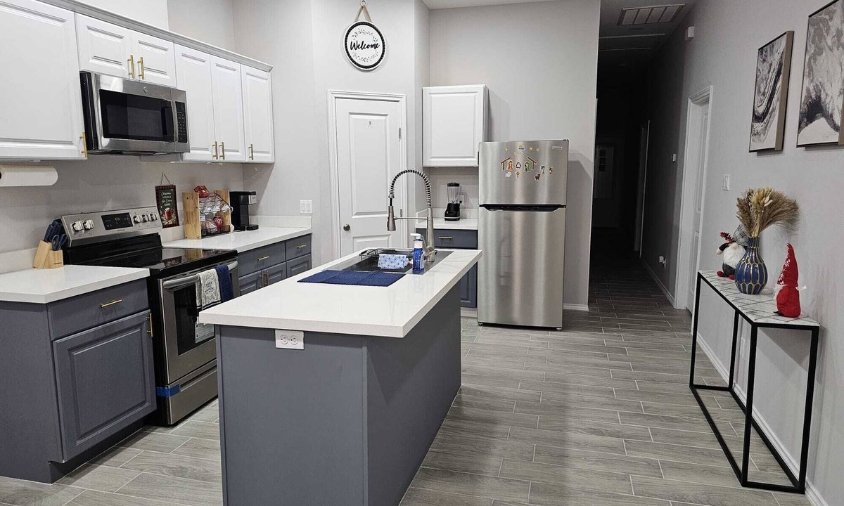 Mission House | Beautiful Home at Mission near Stores n More