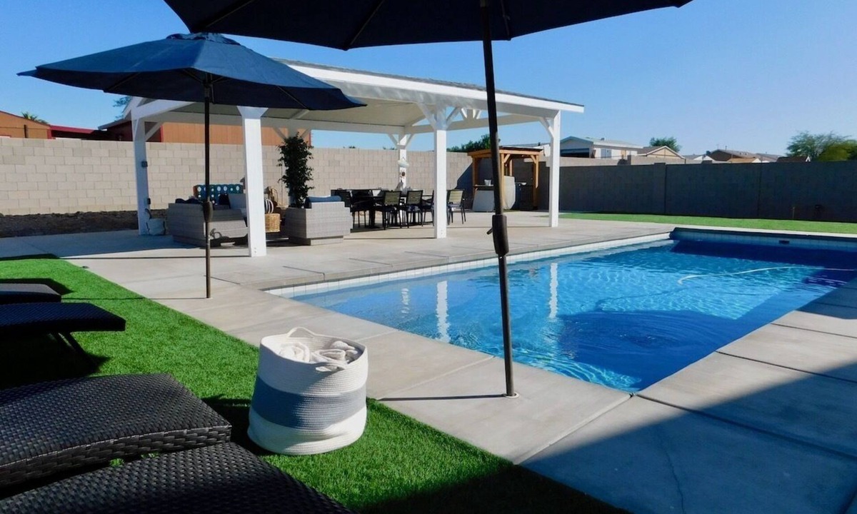 Holiday Shores House | Beautiful NEW Modern Home - Minutes from the river, lake and casinos!